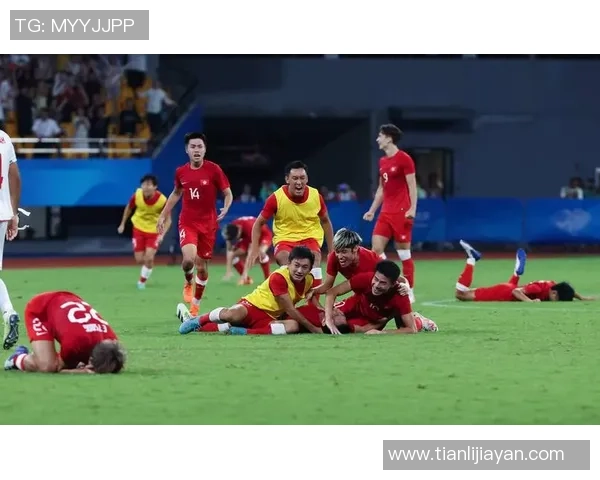 足球明星儿子现场观看比赛视频引发热议展现父子情深与足球魅力 足球明星儿子现场观看比赛视频引发热议展现父子情深与足球魅力