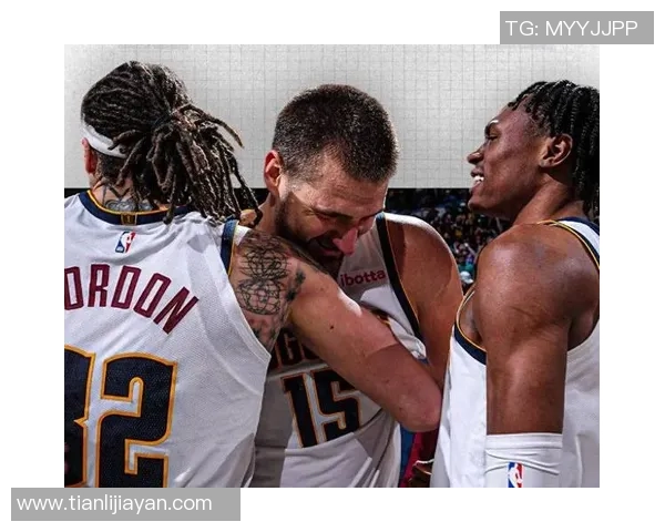 足球明星灿烂微笑瞬间展现运动魅力与激情的完美结合 足球明星灿烂微笑瞬间展现运动魅力与激情的完美结合