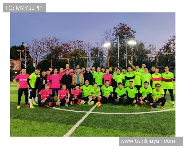 足球明星精彩瞬间双人合照高清呈现球场魅力与友谊的完美结合 足球明星精彩瞬间双人合照高清呈现球场魅力与友谊的完美结合