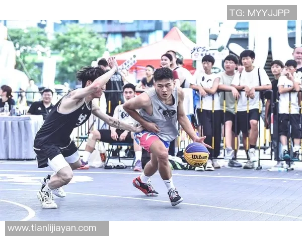 重庆篮球队在世界锦标赛中的奋勇拼搏与辉煌成就回顾 重庆篮球队在世界锦标赛中的奋勇拼搏与辉煌成就回顾